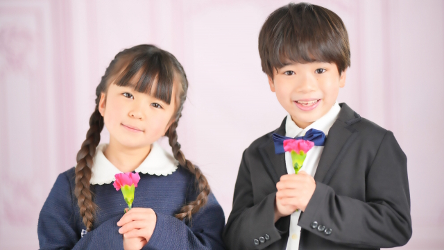 お葬式の幼児