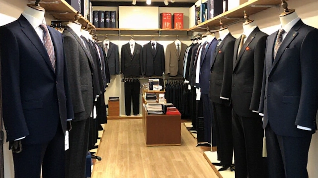 葬式のスーツを販売している紳士服店のイメージ
