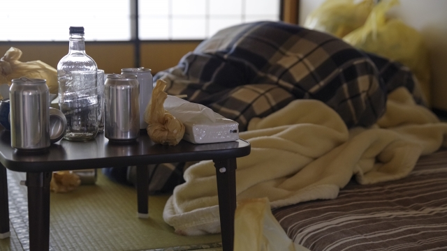 孤独死しやすいおひとりさまの高齢男性の部屋の様子