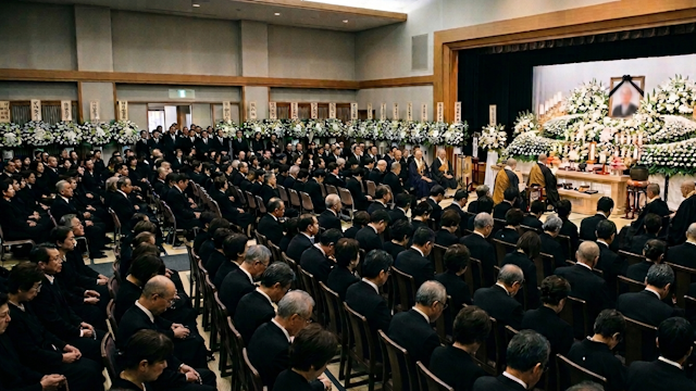密葬の後に大勢が参列する本葬を行っている様子