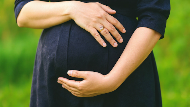 お葬式の妊婦