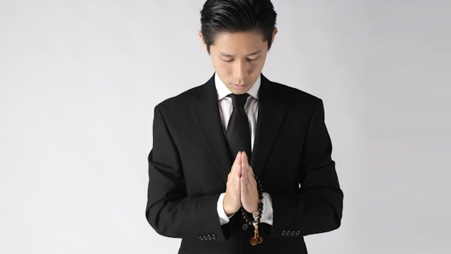 喪服の男性