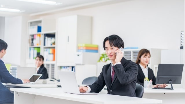 葬祭費について問合せの受付対応している企業のイメージ