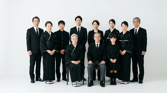 密葬を行った家族と親族の姿