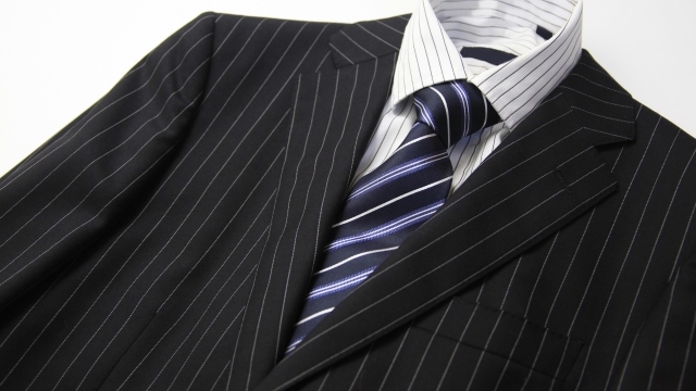 葬式でNGのスーツ_目立つストライプのスーツ