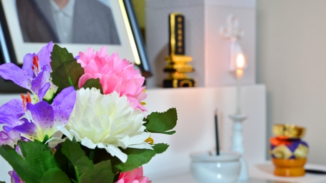 葬儀後に自宅で故人の遺骨や位牌を供養するために設置する後飾り壇