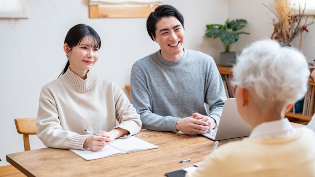 終活で家族会議をしているシーン