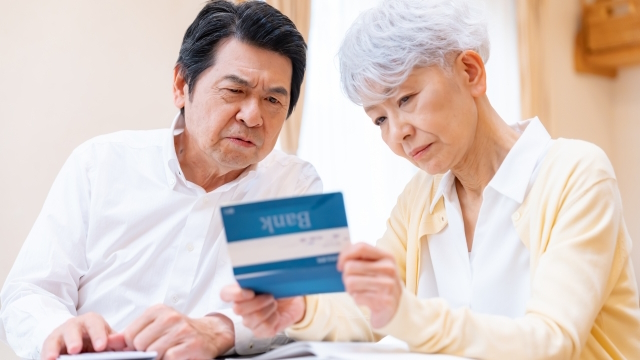 葬儀費用がいつ入金されるのか通帳を見て困っている家族